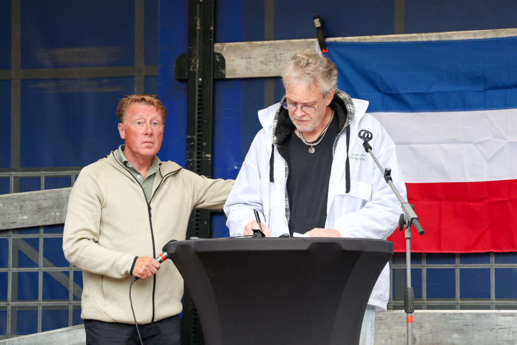 LO-1-62-1024x683 Honderden boeren aangekomen bij gemeentehuis in Beilen