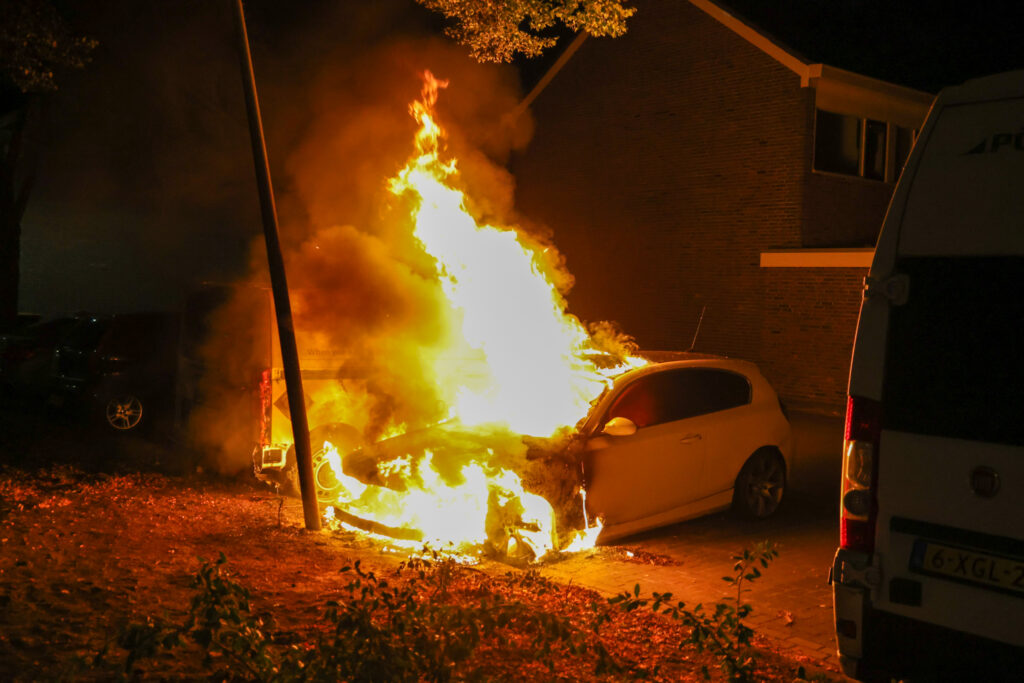 LO-1-84-1024x683 Geparkeerde auto volledig uitgebrand aan Molenstraat