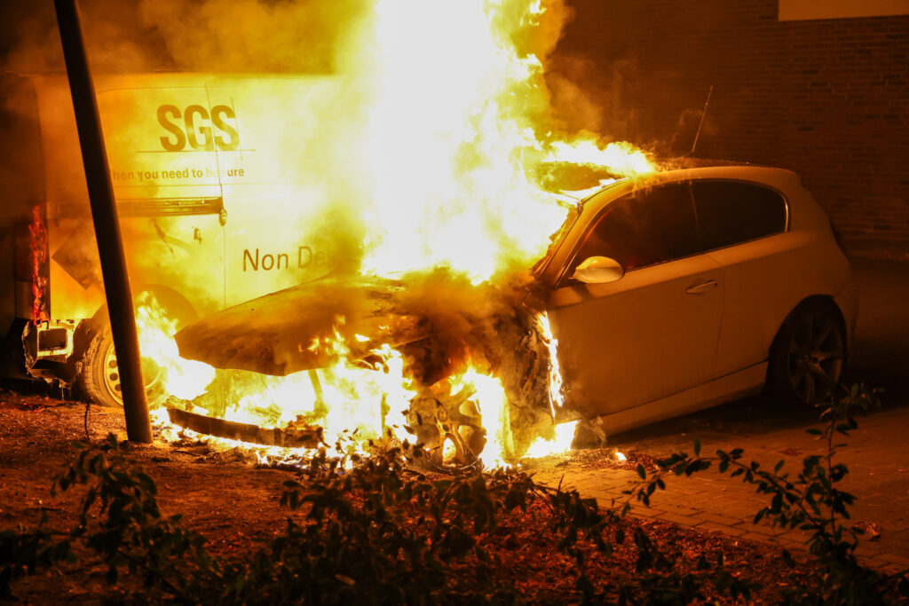 LO-1-87-1024x683 Geparkeerde auto volledig uitgebrand aan Molenstraat
