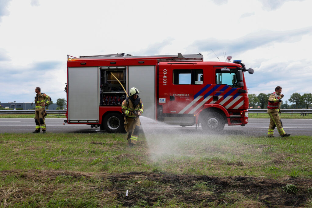 LO-1-98-1024x683 Bermbrand op A28 bij Beilen snel geblust