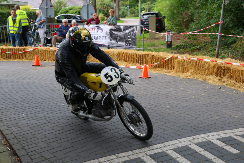 LO-1-5-1024x683 Honderd jaar na de eerste TT klinkt het motorgebrul weer door de straten in Hooghalen